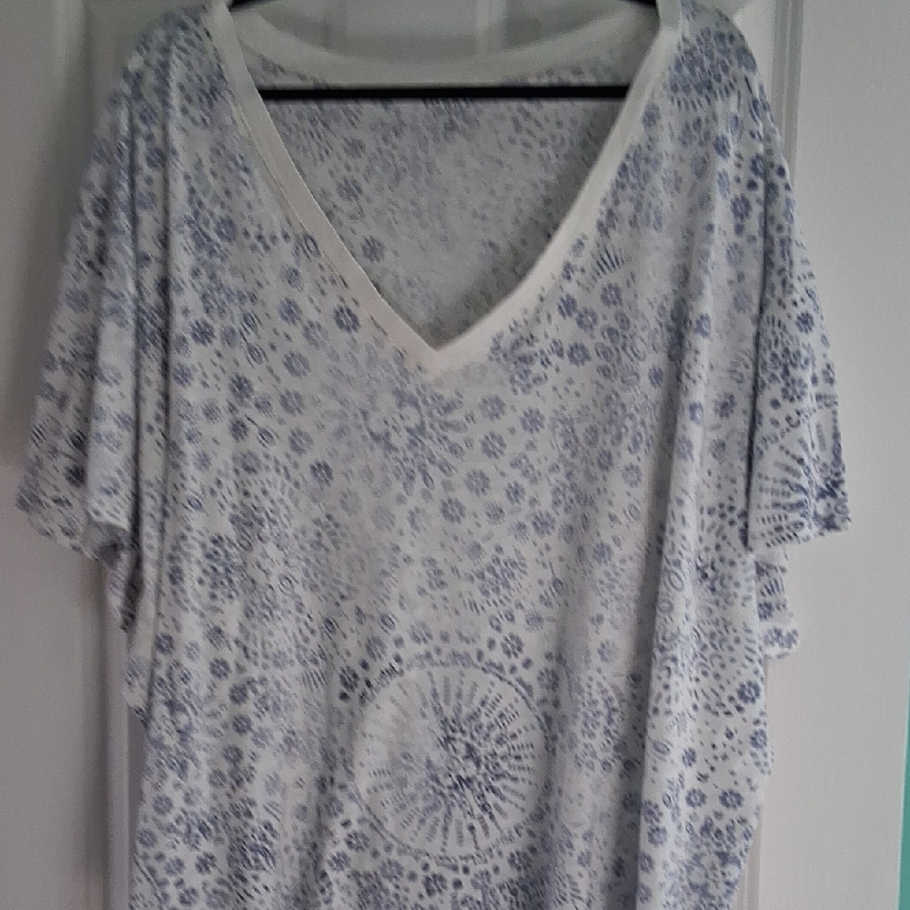 torrid White V-Neck Tee with Light Blue Floral Medallion Print